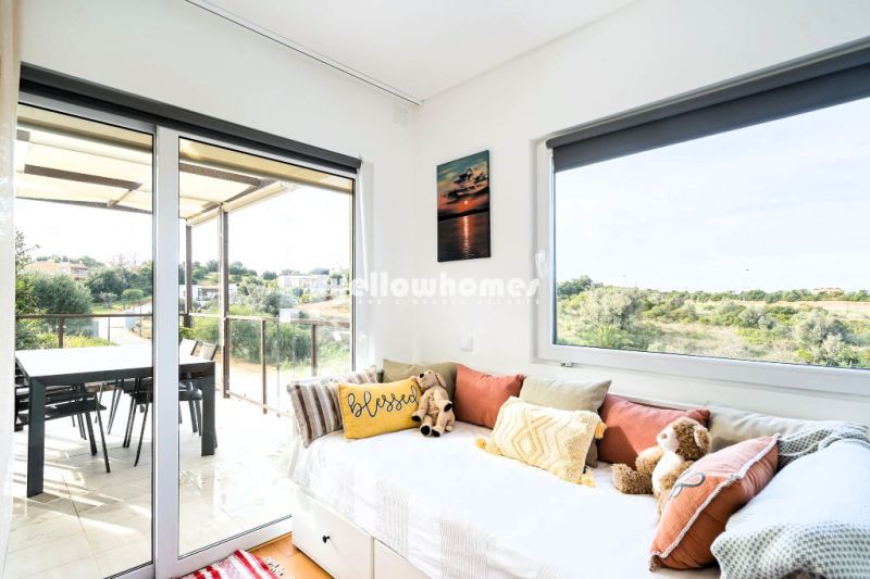 Moderna e luminosa moradia T3 com piscina privada perto de Ferragudo